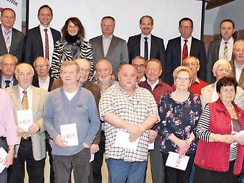 Die Gr&uuml;ndungsmitglieder mit den Ehreng&auml;sten Fotos: Roland Dietz