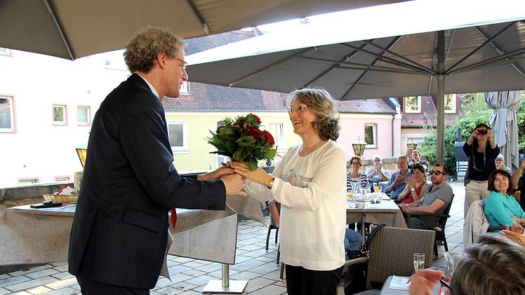 German Hacker überreicht seiner Stellvertreterin Renate Schroff einen Rosenstrauß für die reibungslose ZusammenarbeitRichard Sänger