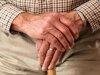 Der 82-Jährige stürzte am Sonntag (13. Mai 2018) auf die Straße in Karlsdorf (Thüringen). Symbolbild: pixabay.com / stevepb