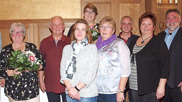 Dank an verdienstvolle Schulweghelferinnen (von links): Christine Täubert, Alfons Hrubesch, Yvonne Nowotny, Jenny Nützel, Hedwig Träger, Verkehrssachbearbeiter Michael Lang, Diana Nützel und Polizeiinspektionsleiter Erich Günther Foto: Alfred Thieret