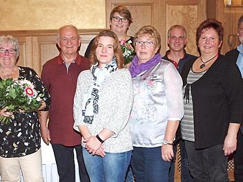 Dank an verdienstvolle Schulweghelferinnen (von links): Christine Täubert, Alfons Hrubesch, Yvonne Nowotny, Jenny Nützel, Hedwig Träger, Verkehrssachbearbeiter Michael Lang, Diana Nützel und Polizeiinspektionsleiter Erich Günther Foto: Alfred Thieret