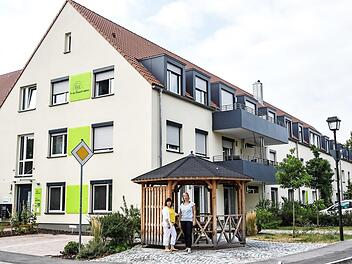 Die Quartiersmanagerinnen Katja Brade (links) und Nadja Motschmann haben ihr Büro im Erdgeschoß des Doppelhauses "In der Heimat wohnen". Sie sind Ansprechpartnerinnen für Senioren und Menschen mit Behinderung, wenn diese Hilfestellung für ihr selbstbestimmtes tägliches Leben benötigen.  Foto: Rosi Jörig/promedia
