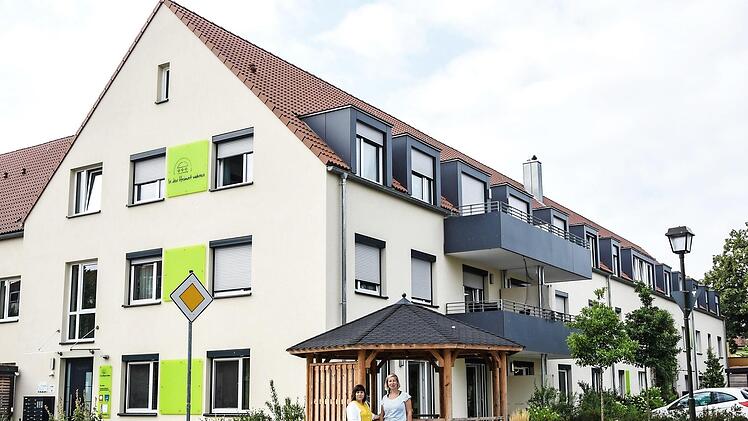 Die Quartiersmanagerinnen Katja Brade (links) und Nadja Motschmann haben ihr Büro im Erdgeschoß des Doppelhauses "In der Heimat wohnen". Sie sind Ansprechpartnerinnen für Senioren und Menschen mit Behinderung, wenn diese Hilfestellung für ihr selbstbestimmtes tägliches Leben benötigen.  Foto: Rosi Jörig/promedia