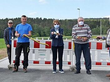 Freigabe mit Maske und Abstand. Der dritte Bauabschnitt des Gebietes Brand in Meilschnitz ist jetzt erschlossen. Foto: Rainer Lutz