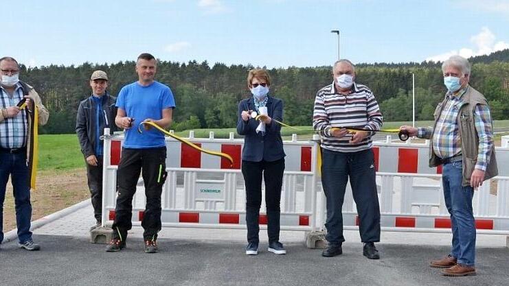 Freigabe mit Maske und Abstand. Der dritte Bauabschnitt des Gebietes Brand in Meilschnitz ist jetzt erschlossen. Foto: Rainer Lutz