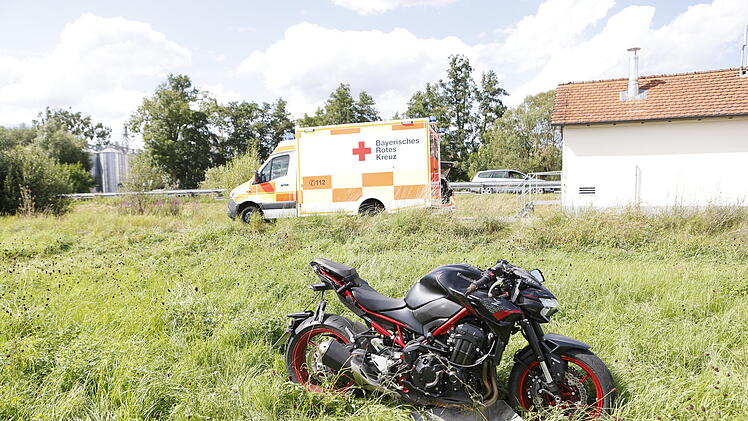 Motorrad kommt von Stra&szlig;e ab: Fahrerin schwer verletzt
