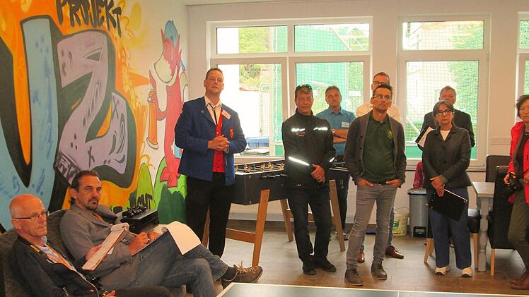 Das von den jungen Nutzern eingerichtete JUZ im Eulentreff erläuterte Tobias Pfülb (3. von links).