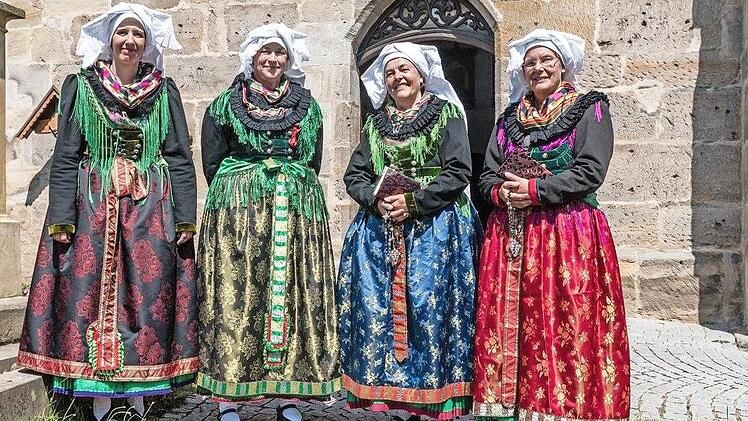 Eine Ausstellung &uuml;ber Trachten ist am Ostermontag im Pfarrsaal in Effeltrich zu sehen.