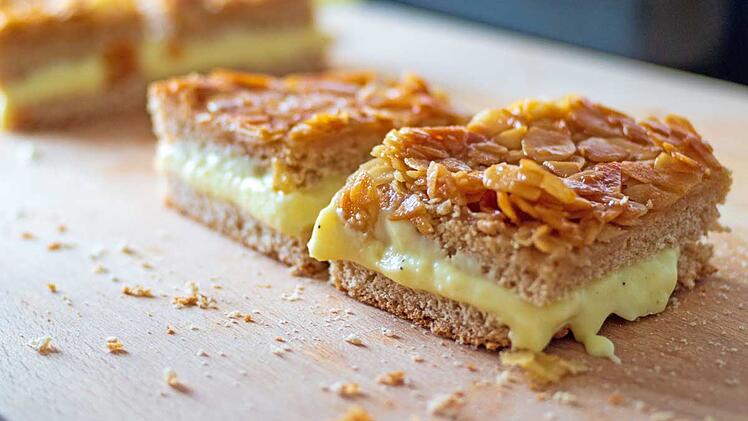 Bienenstich ist traditionell ein Blechkuchen, wird jedoch oft in runder Form gegessen.