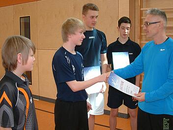 Beim zweiten Ranglistenturnier der Jugend siegte Nico Trebes vom DJK-SV Neufang. Auf dem Bild überreicht ihm Kreisjugendwart Harald Wich die Urkunde. Mit im Bild (von links) Jonas Schnappauf, Maximilian Stauch und Paul Hilbert.Foto: Hans Franz