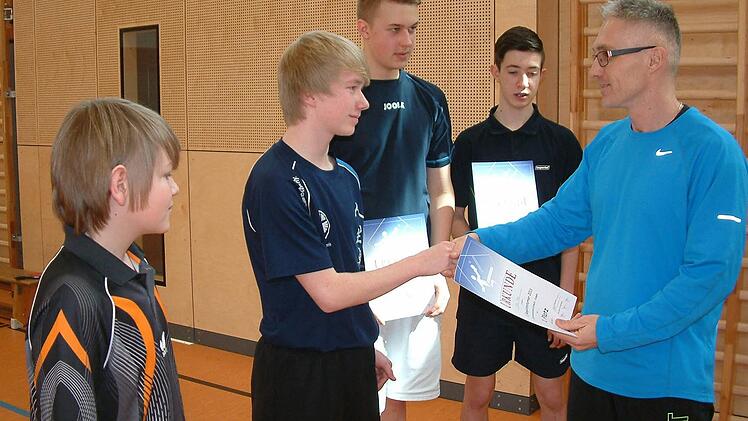 Beim zweiten Ranglistenturnier der Jugend siegte Nico Trebes vom DJK-SV Neufang. Auf dem Bild überreicht ihm Kreisjugendwart Harald Wich die Urkunde. Mit im Bild (von links) Jonas Schnappauf, Maximilian Stauch und Paul Hilbert.Foto: Hans Franz