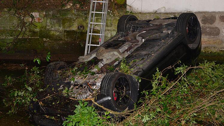 Das Auto landete auf dem Dach und im Bach.