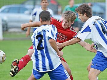 Die Etzelskirchener (weiß-blaue Trikots) gingen beherzt zur Sache und ließen dem jungen Team aus Buckenhofen keine Chance. Fotos: Picturedreams