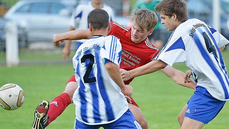 Die Etzelskirchener (weiß-blaue Trikots) gingen beherzt zur Sache und ließen dem jungen Team aus Buckenhofen keine Chance. Fotos: Picturedreams