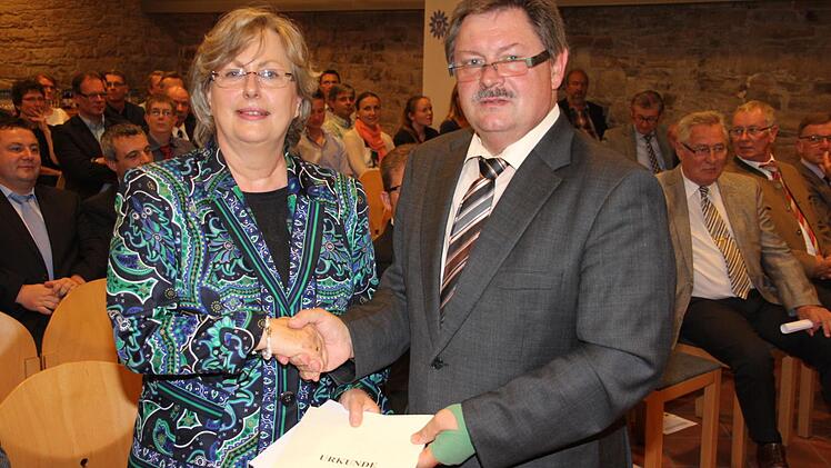 Von Staatssekretär Gerhard Eck erhielt Polizeipräsidentin Liliana Matthes für 40-jährige Dienstzeit eine Urkunde.