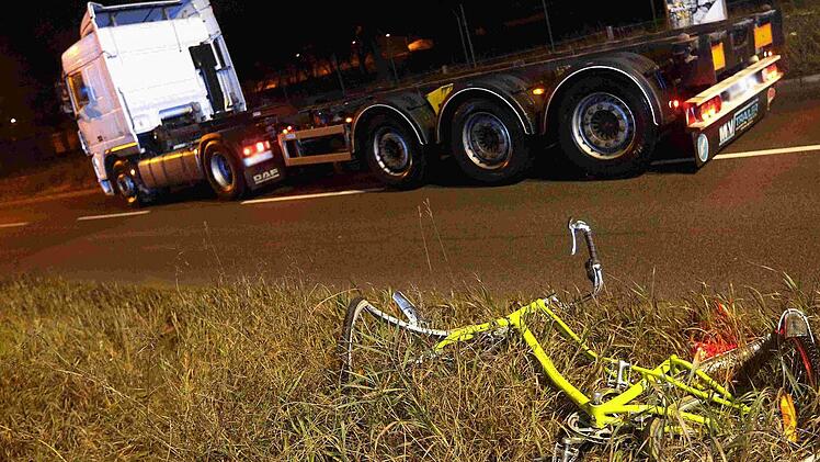 Eine Radfahrerin wurde von einem Sattelzug erfasst und überrollt. Noch ist ungeklärt, aus welcher Richtung der LKW unterwegs war.   Foto: News5
