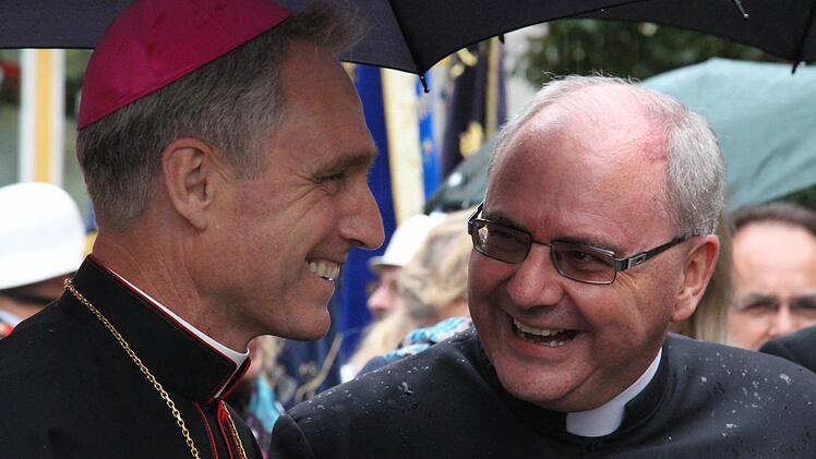Erzbischof Georg Gänswein, Präfekt des Päpstlichen Haushaltes von papst Franziskus und Benedikt XVI., wurde bei seinem Besuch in Höchstadt herzlich empfangen. Foto: Christian Bauriedel