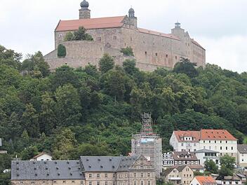 Die Kulmbacher Postkartenansicht ist derzeit beeinträchtigt. Unterhalt der Plassenburg und neben dem Langheimer Amtshof gelegen, ist der Rote Turm derzeit eingerüstet. Das stadtbildprägende, 27 Meter hohe Gebäude wird generalsaniert. Foto: Stephan Tiroch
