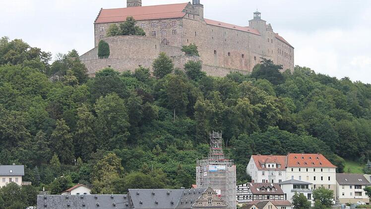 Die Kulmbacher Postkartenansicht ist derzeit beeinträchtigt. Unterhalt der Plassenburg und neben dem Langheimer Amtshof gelegen, ist der Rote Turm derzeit eingerüstet. Das stadtbildprägende, 27 Meter hohe Gebäude wird generalsaniert. Foto: Stephan Tiroch