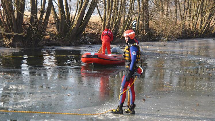Die Wasserwacht suchte an der Saale nach einem Mann, der ins Eis eingebrochen sein soll. Foto: Peter Rauch