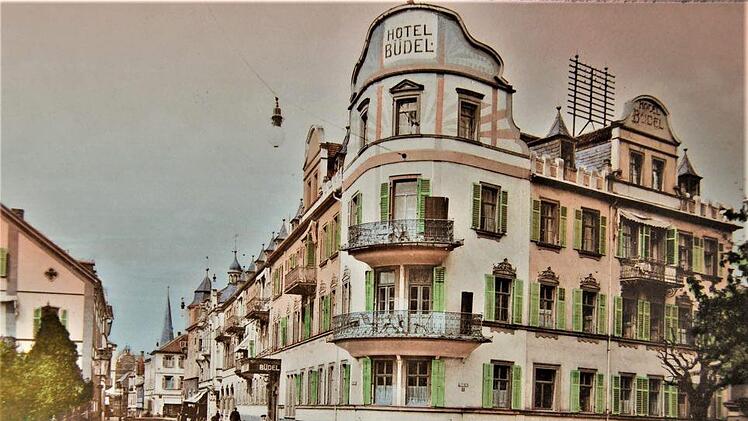 Blick in Richtung Ludwigstraße: Das nach mehrmaliger Erweiterung und Aufstockung endgültige Hotel Büdel um 1910. Repro: Sigismund von Dobschütz