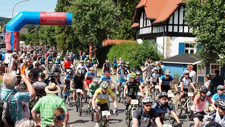 Eine Rekordbeteiligung wird beim 21. Franken-Bike-Marathon in Trieb am 24. Juni erwartet, so dass sich wie im letzten Jahr nach dem Start ein riesiges Fahrerfeld auf den  Weg machen wird.   Foto: Alfred Thieret