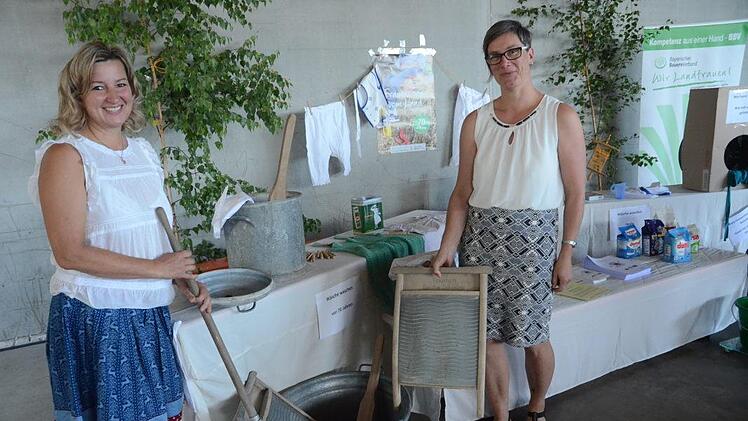 Die Landfrauen zeigten, wie die Wäche in den Zeiten vor der Erfindung der Waschmaschine gewaschen wurde. Foto: Karl-Heinz Hofmann