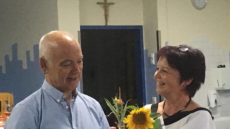 Gerhard Waldsch&uuml;tz wird von Konrektorin Silke Fischer verabschiedet Foto: Diana Neckermann