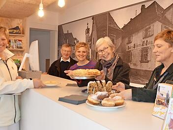 Gästeführerin Moni Beck (links) schaute sich am Montag als eine der ersten Besucher um. Auch sie durfte vom Apfelkuchen probieren, den Hertha Lang zur Eröffnung gebacken hatte. Unser Foto zeigt hinter der Infotheke das Ehepaar Lang als Vermieter sowie Bettina Geier-Hildel und Judith Jochmann von der Tourist-Info der Stadt.  Fotos: Bernhard Panzer