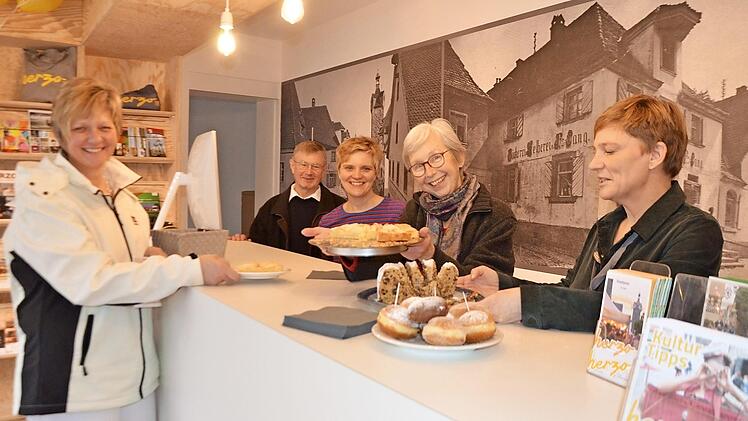 Gästeführerin Moni Beck (links) schaute sich am Montag als eine der ersten Besucher um. Auch sie durfte vom Apfelkuchen probieren, den Hertha Lang zur Eröffnung gebacken hatte. Unser Foto zeigt hinter der Infotheke das Ehepaar Lang als Vermieter sowie Bettina Geier-Hildel und Judith Jochmann von der Tourist-Info der Stadt.  Fotos: Bernhard Panzer