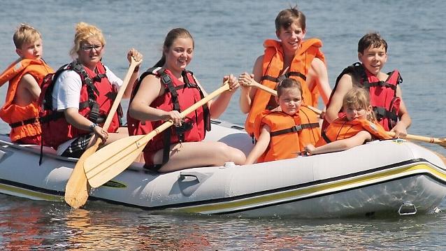 Eine gute Ausbildung ist wichtig: Jugendliche bei der Schlauchbootfahrt auf dem Badesee am Oberauhof.