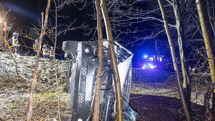 Baunach: Gegen mehrere B&auml;ume geprallt: Feuerwehr rettet 34-J&auml;hrige aus Kastenwagen