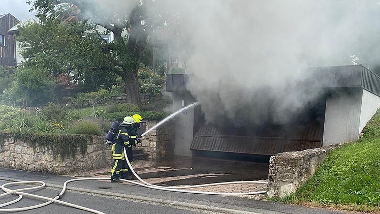 Leinach bei Würzburg: E-Auto geht in Flammen auf - 35.000 Euro Sachschaden