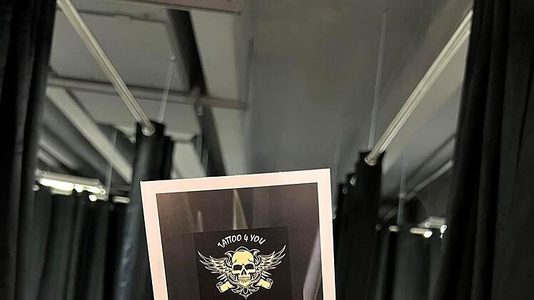 Ein Flyer für das Tattoo- und Piercingstudio "Tattoo 4 you" im Ertl-Zentrum, Hallstadt, zeigt das Angebot an Tattoos und Piercings sowie die Adresse des Studios.