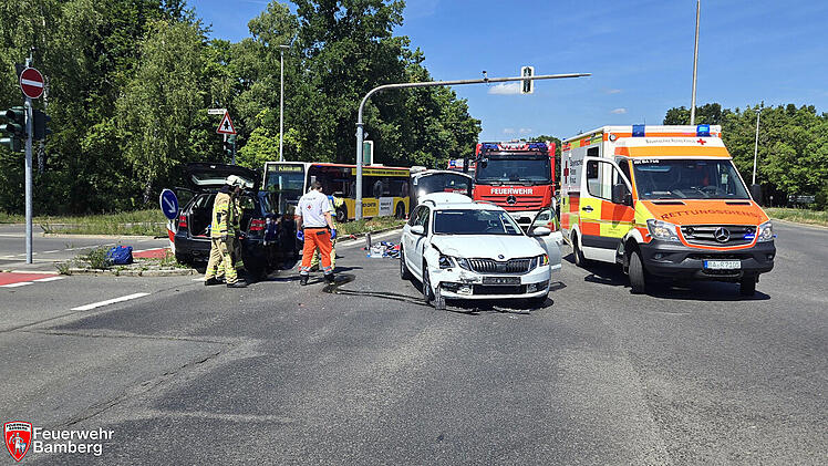Schwerer Autounfall in Bamberg - Person eingeklemmt