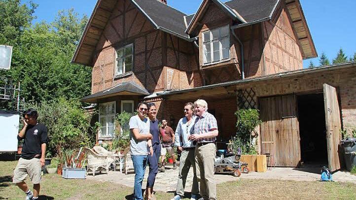 Im August fanden in der ehemaligen Fasanerie von Schloss Callenberg in Coburg Dreharbeiten zu "Stereo" statt. Foto von links: Produzent Khaled Kaissar, Koproduzentin Amelie Kienlin, Produzent Alexander Bickenbach und Nikolaus Prediger vom Film-Fernseh-Fond Bayern. Foto: Archiv/Helke Renner