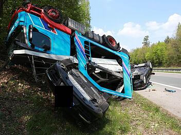 Aus noch ungeklärter Ursache ist am Freitagmittag ein Autotransporter auf der B2 von der Fahrbahn abgekommen und umgestürzt. Der Lkw war mit hochwertigen Fahrzeugen, u.a. von Porsche, beladen. Der Fahrer wurde leicht verletzt. Der Sachschaden liegt laut Polizei bei einer Millionen Euro. Die B2 war ab Rednitzhembach in Richtung Roth für mehrere Stunden gesperrt. Foto: Fechner, News5