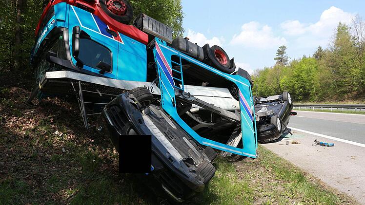 Aus noch ungeklärter Ursache ist am Freitagmittag ein Autotransporter auf der B2 von der Fahrbahn abgekommen und umgestürzt. Der Lkw war mit hochwertigen Fahrzeugen, u.a. von Porsche, beladen. Der Fahrer wurde leicht verletzt. Der Sachschaden liegt laut Polizei bei einer Millionen Euro. Die B2 war ab Rednitzhembach in Richtung Roth für mehrere Stunden gesperrt. Foto: Fechner, News5