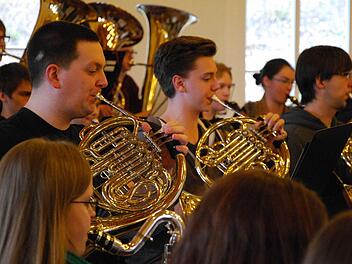 Wie Johannes Jundel und Lionel Heilmann am Horn haben die insgesamt 65 Musiker beim Probewochenende in der Bayerischen Musikakademie in Hammelburg ausgiebig für ihr Abschlusskonzert geprobt. Foto: Carmen Schmitt