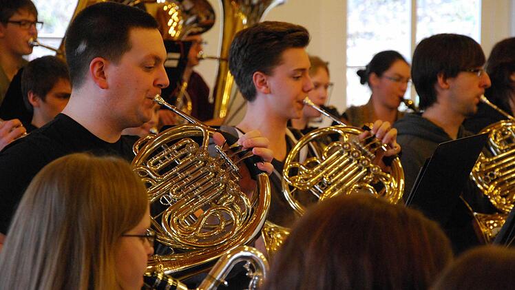 Wie Johannes Jundel und Lionel Heilmann am Horn haben die insgesamt 65 Musiker beim Probewochenende in der Bayerischen Musikakademie in Hammelburg ausgiebig für ihr Abschlusskonzert geprobt. Foto: Carmen Schmitt
