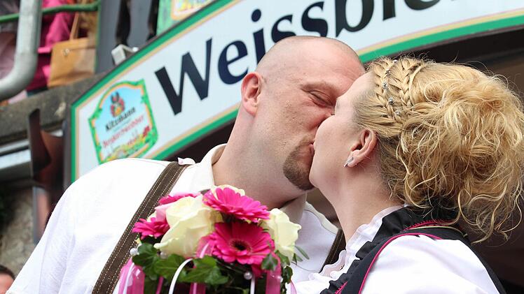 Hochzeit auf der Bergkerwa: Christian Stenz und Daniela Doppel aus Erlangen heirateten auf der Bergkirchweih 2015 Foto: Christian Bauriedel