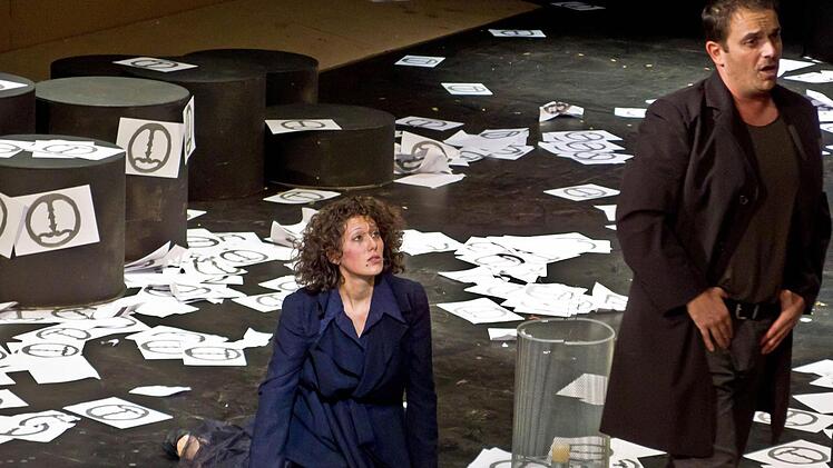 Ana Cvetkovic-Stojnic als Adalgisa und Milen Bozhkov als PollioneFoto: Jochen Berger