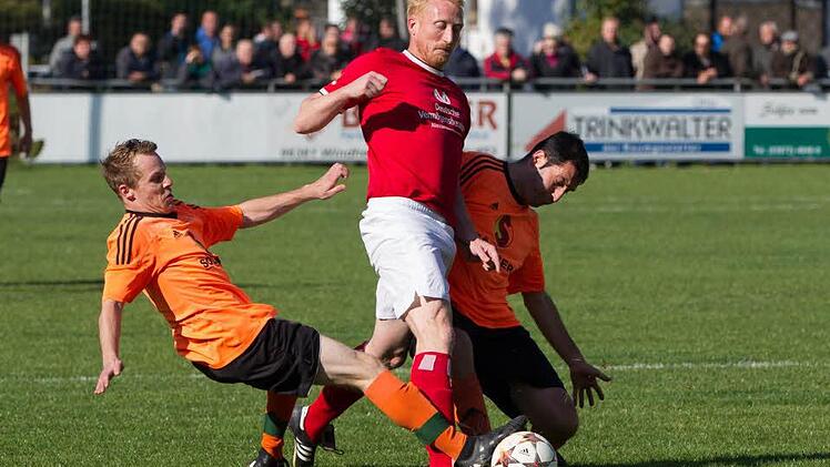 Im Kampf um den Meistertitel in der Kreisliga 2 werden der ASV Kleintettau (orangene Trikots) und der TSV Ludwigsstadt mit Ben Pfeiffer ein wichtiges Wörtchen mitreden. Foto: Heinrich Weiß