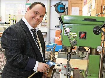 Der 40-jährige Sven Rink hat das Down-Syndrom und arbeitet seit 20 Jahren in der Werkstatt der Lebenshilfe in Augsfeld in der Schlosserei.  Foto: Friederike Stark
