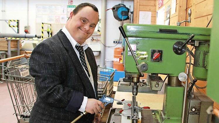 Der 40-jährige Sven Rink hat das Down-Syndrom und arbeitet seit 20 Jahren in der Werkstatt der Lebenshilfe in Augsfeld in der Schlosserei.  Foto: Friederike Stark