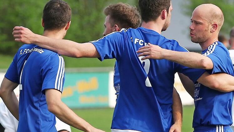 Die wohl beste Saisonleistung der Mitwitzer: Spielertrainer Johannes Müller (rechts) freut sich mit seinen Mitspielern über den 2:1-Heimerfolg gegen Spitzenreiter FC Eintracht Bamberg.  Foto: Heinrich Weiß