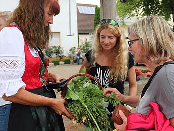 Jede Teilnehmerin durfte sich aus Irene Prells Korb ein Kräutlein aussuchen. Foto: Johanna Blum