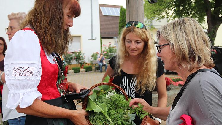 Jede Teilnehmerin durfte sich aus Irene Prells Korb ein Kräutlein aussuchen. Foto: Johanna Blum