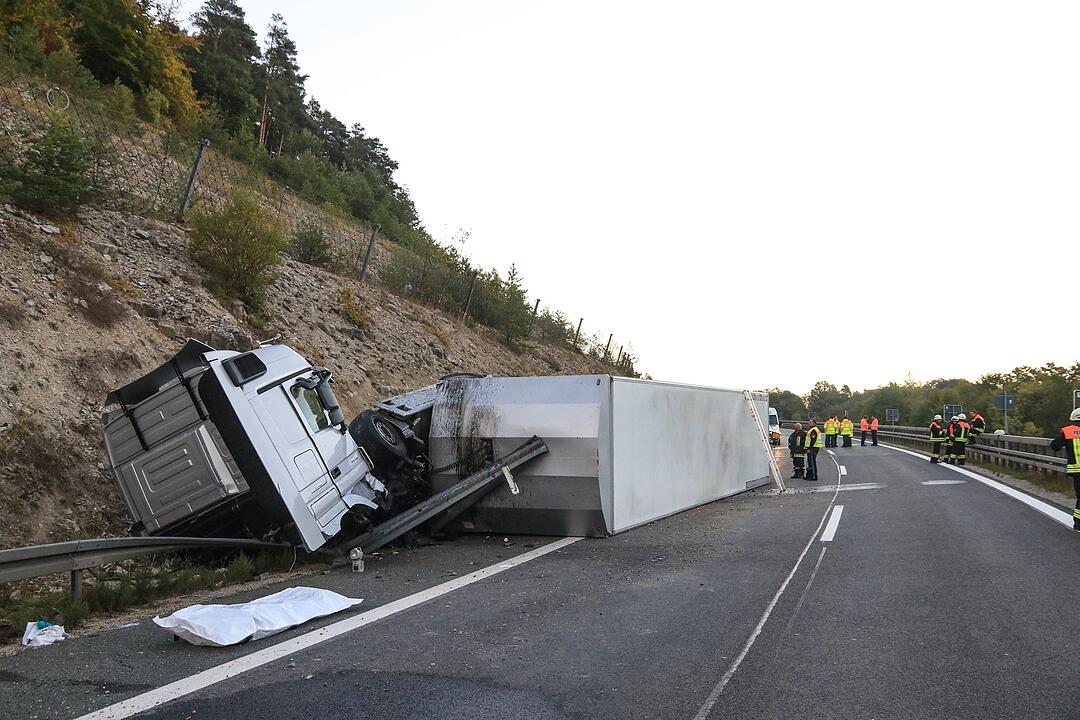 Gegen Felswand gekracht und aus Fahrzeug geschleudert