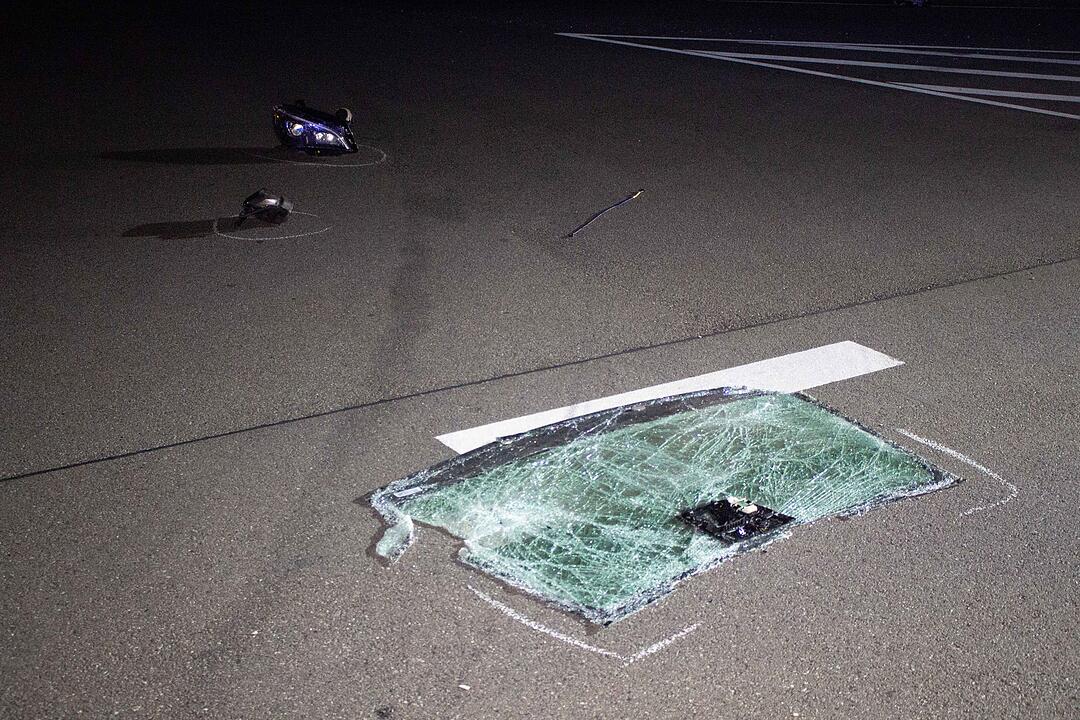 Tödlicher Unfall im Kreis Ansbach: Junge Autofahrerin prallt gegen Baum und stirbt - Auto geht in Flammen auf